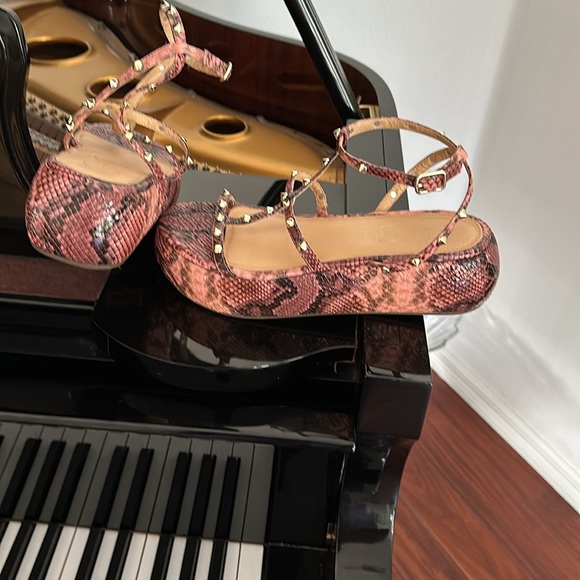 JESSICA SIMPSON BARELY WORN SNAKE PRINT SANDALS WITH STUDS - Picture 2 of 2